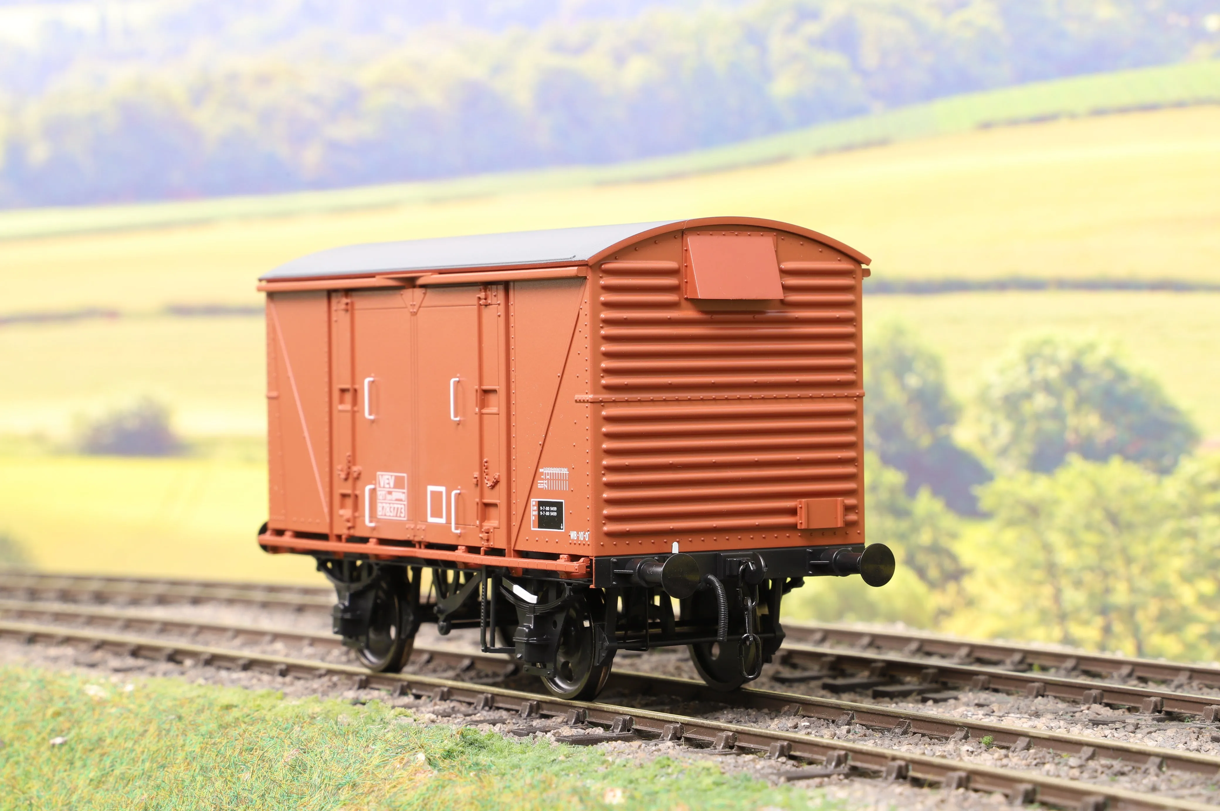 Dapol 7F-049-201 O Gauge VEA 12t Vanwide Freight Brown 'B783773'