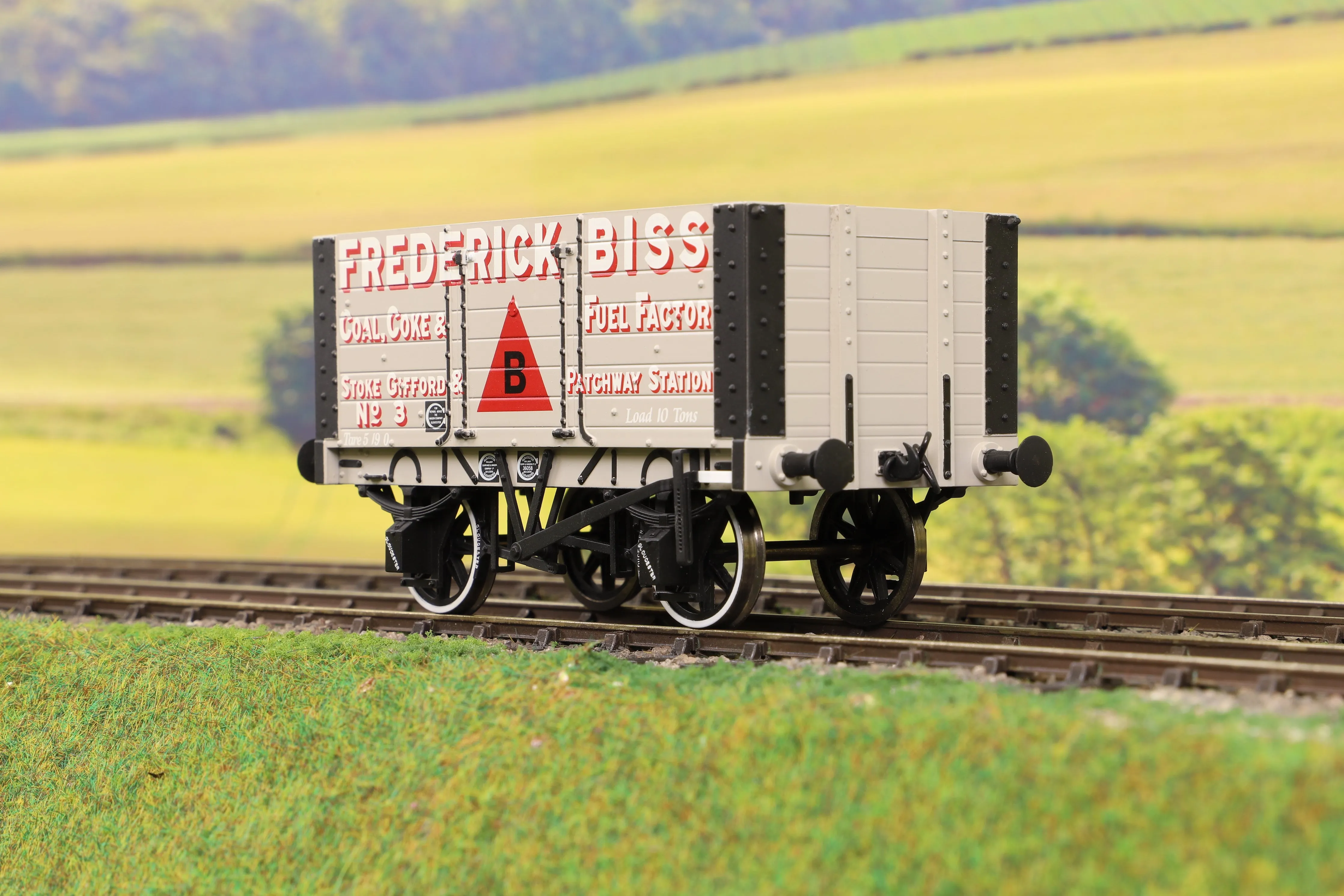 Dapol 7F-072-003 O Gauge 7 Plank 9' W/B Two Door Frederick Bliss 3