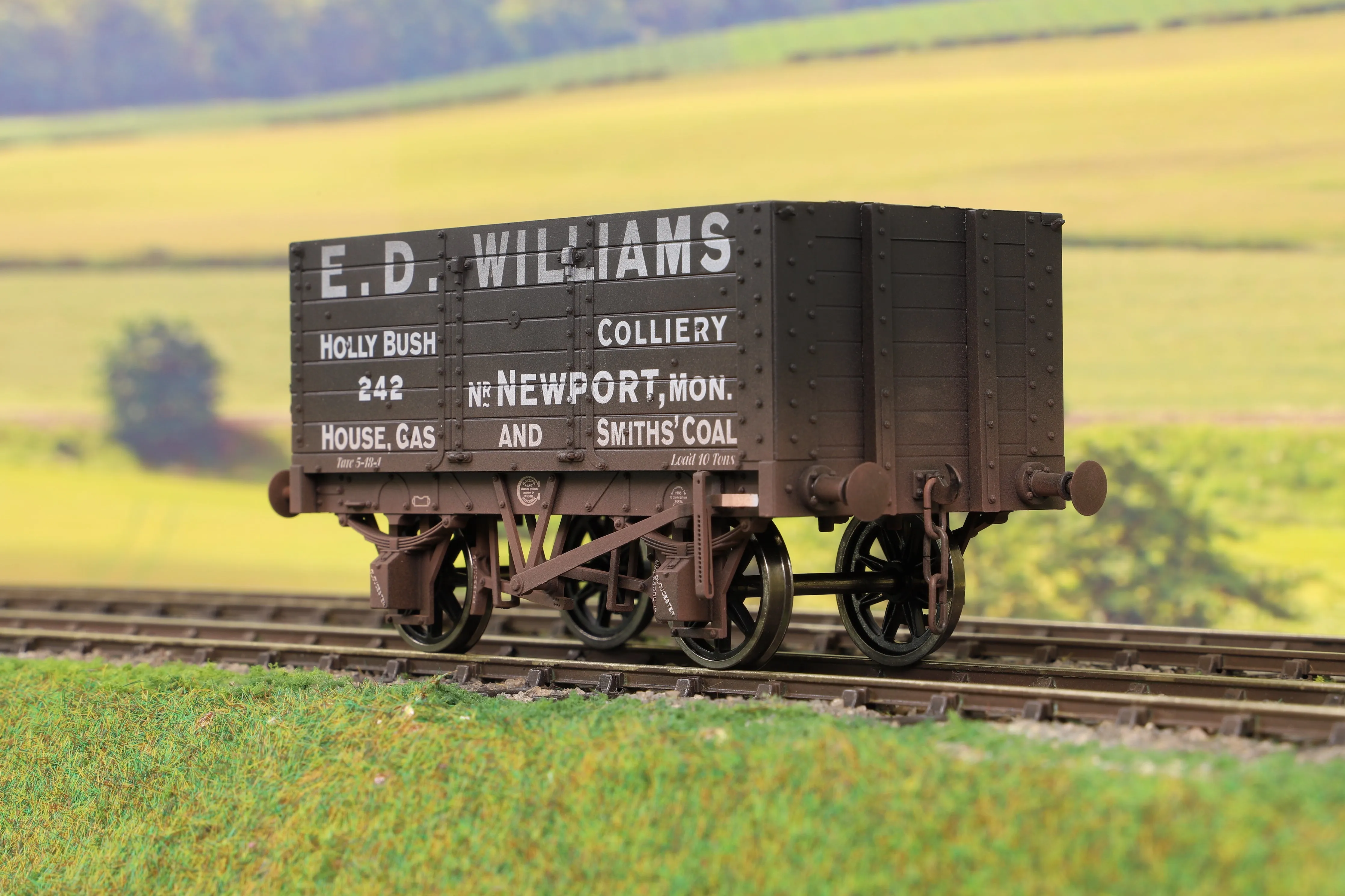 Dapol 7F-073-005W O Gauge 7 Plank 9' W/B Three Door E D Williams 242 Weathered