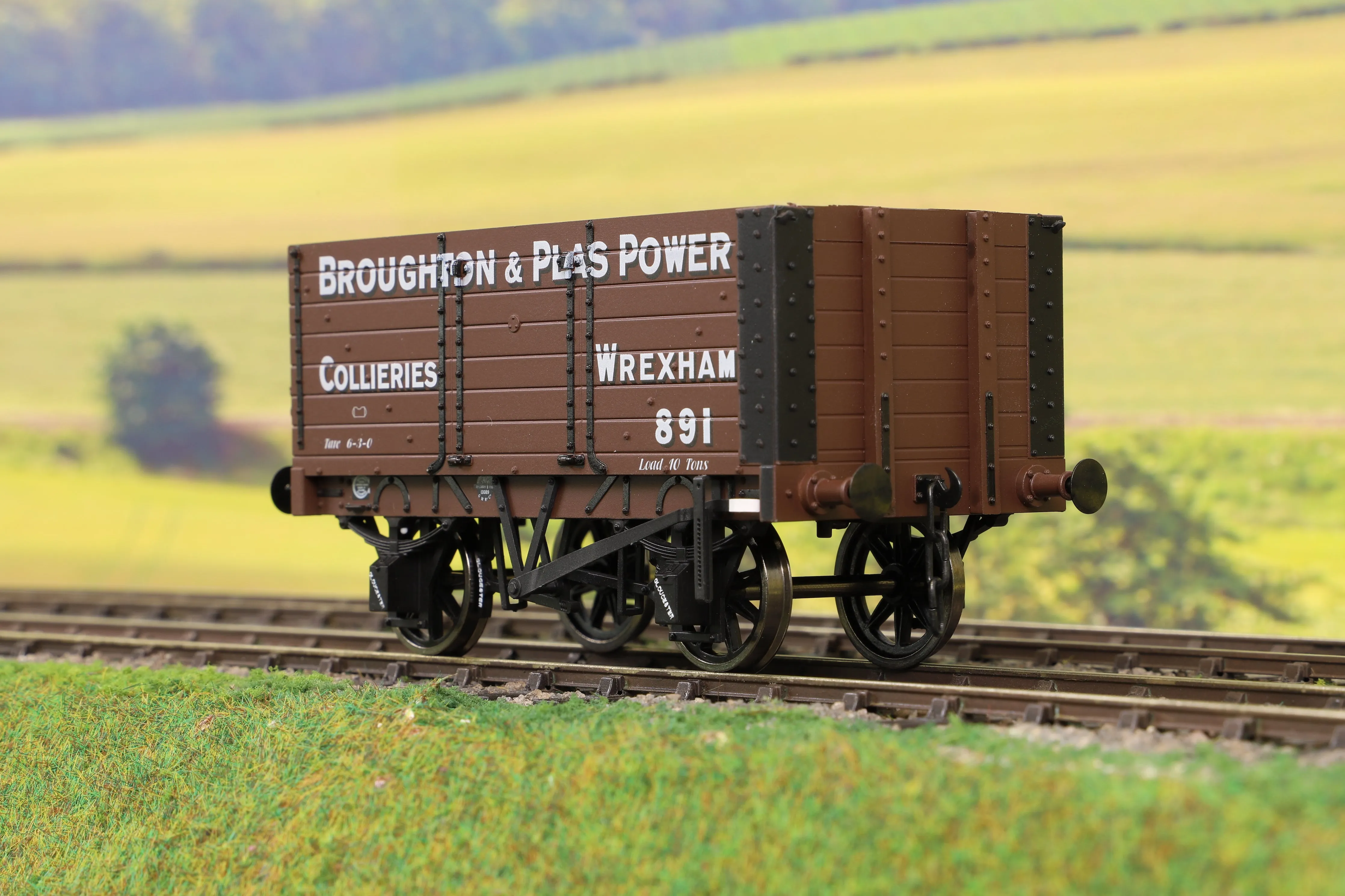 Dapol 7F-073-006 O Gauge 7 Plank 9' W/B Three Door Broughton & Plas Power 891