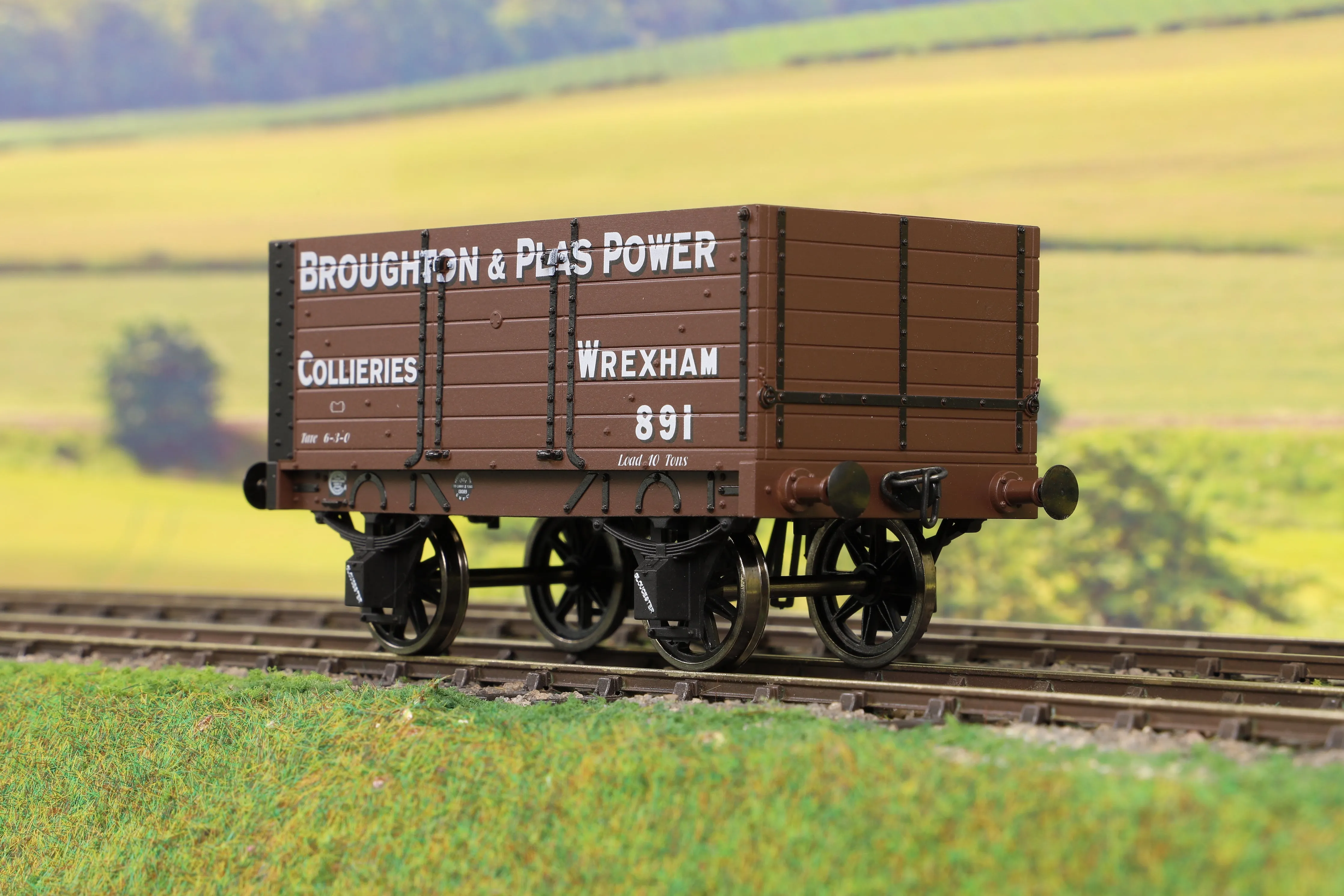Dapol 7F-073-006 O Gauge 7 Plank 9' W/B Three Door Broughton & Plas Power 891